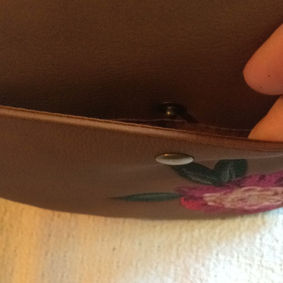 T-Shirt & Jeans Floral Embroidered Round Crossbody - Picture 6 of 10